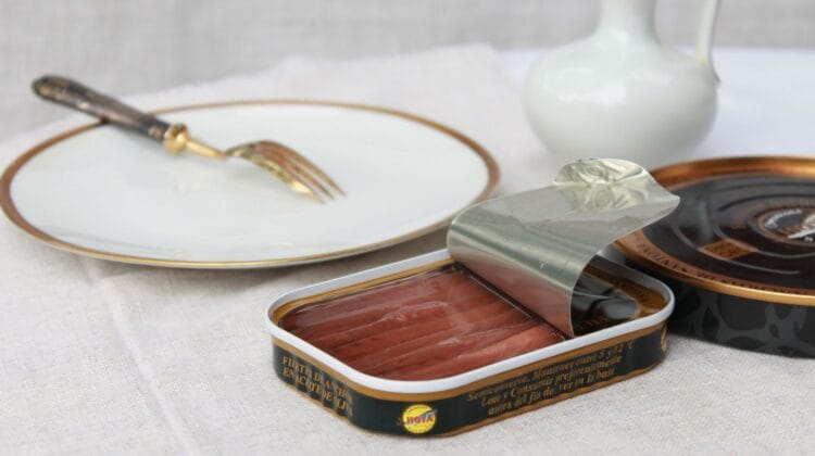 La tradición de las conservas de anchoa: de Italia a Santoña y su impacto en las conservas gourmet