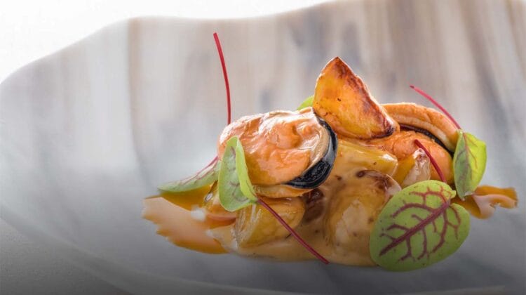 Cozze cantabriche con patatas Bravas (patate fritte)