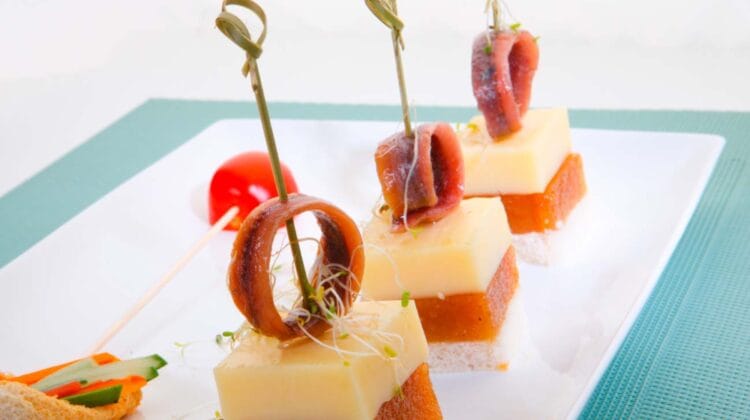 Natale goloso: Canapè di acciughe con gelatina di mele cotogne e formaggio